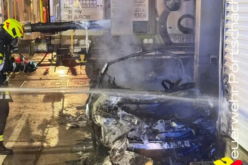 Ein Bild auf 5min.at zeigt den Feuerwehreinsatz nach der Kollision.