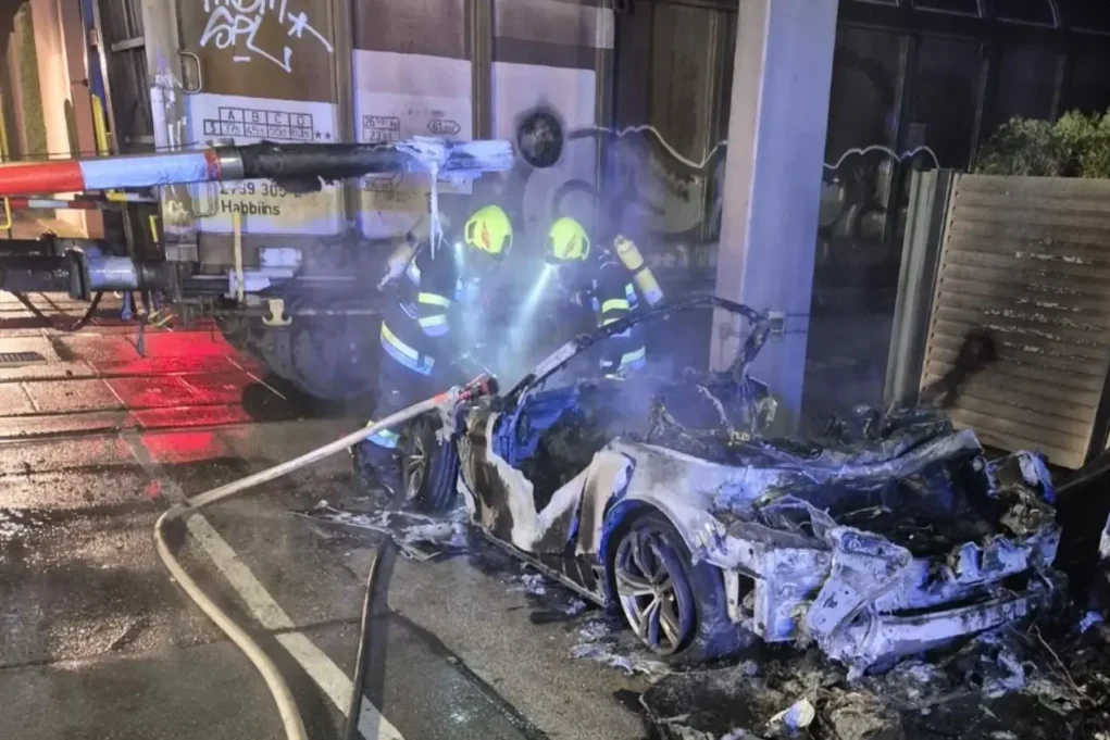 Ein Bild auf 5min.at zeigt den Feuerwehreinsatz nach der Kollision.