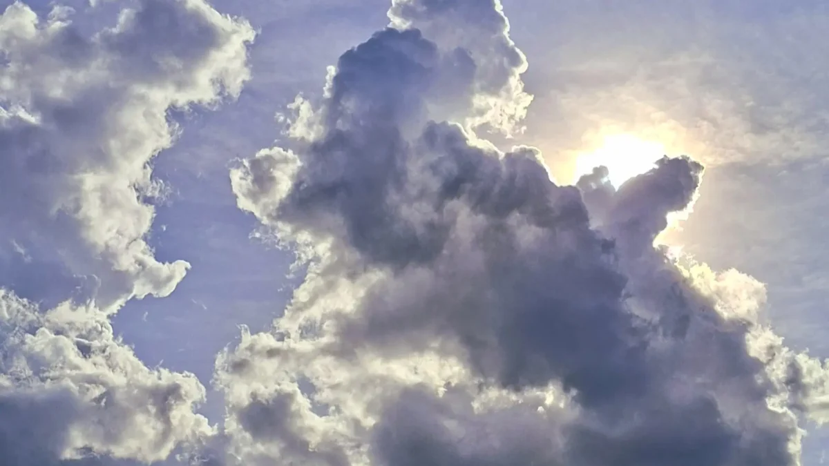 Das Bild auf 5min.at zeigt Wolken und die Sonne.