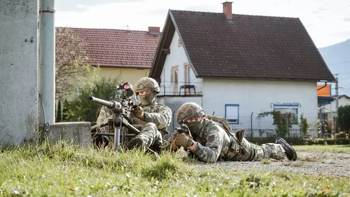 Das Foto auf www.5min.at zeigt zwei Soldaten.