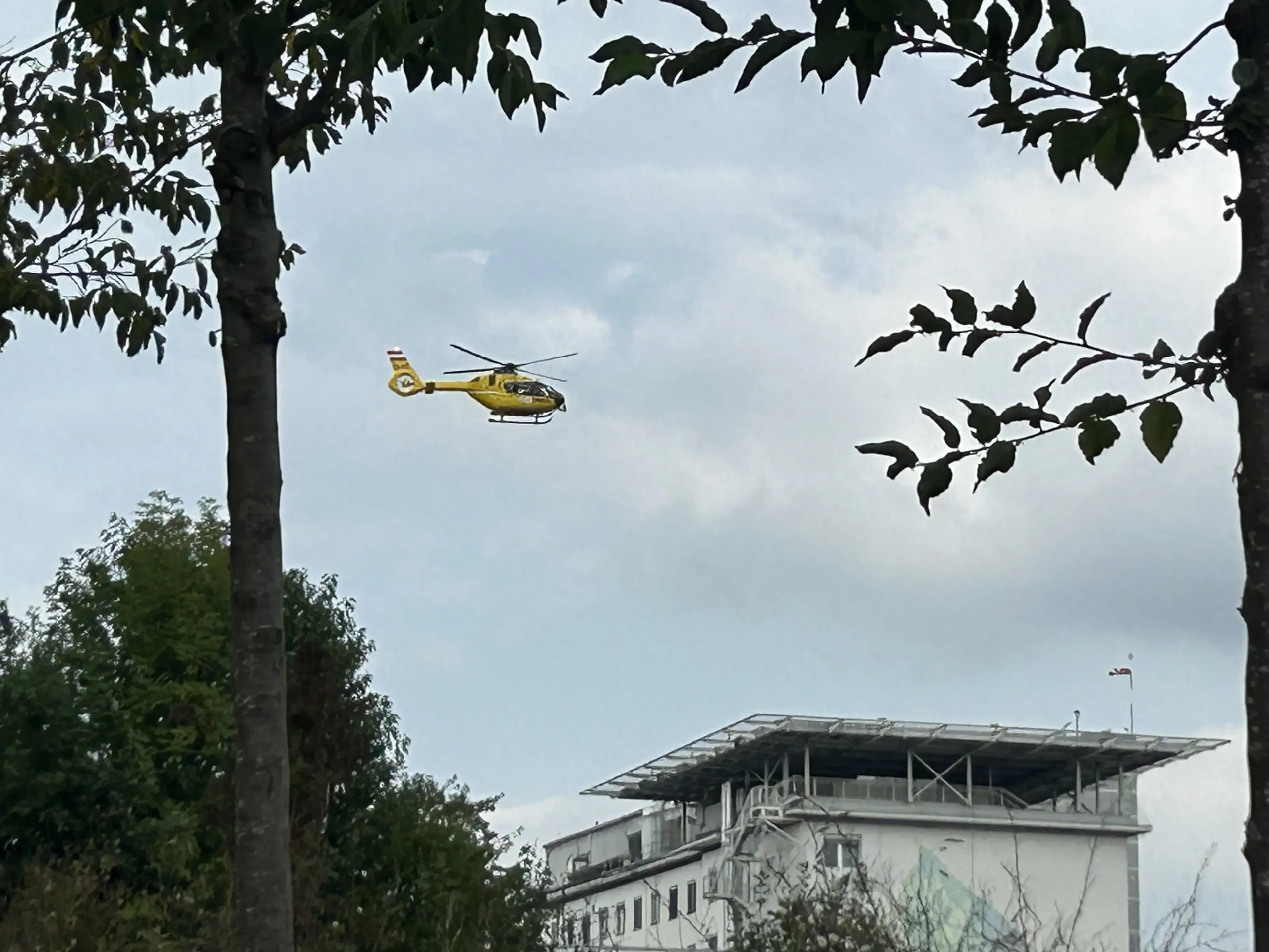 Foto auf 5min.at zeigt einen Hubschrauber und das LKH Graz.