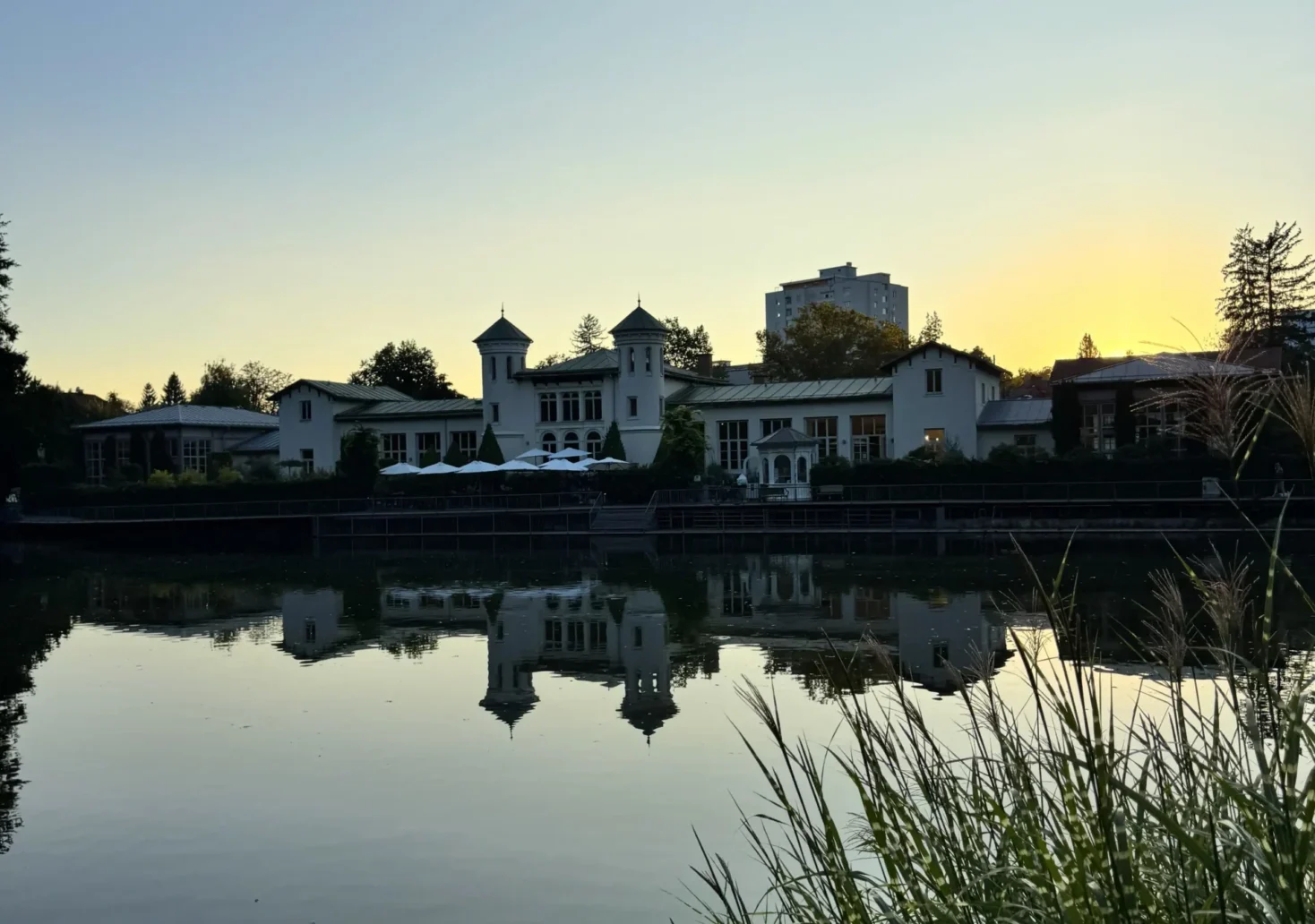 Auf dem Foto von www.5min.at sieht man den Sonnenuntergang beim Grazer Hilmteich.