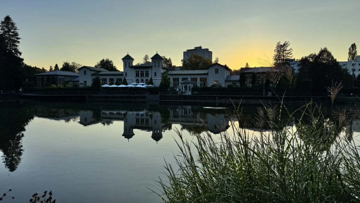 Auf dem Foto von www.5min.at sieht man den Sonnenuntergang beim Grazer Hilmteich.