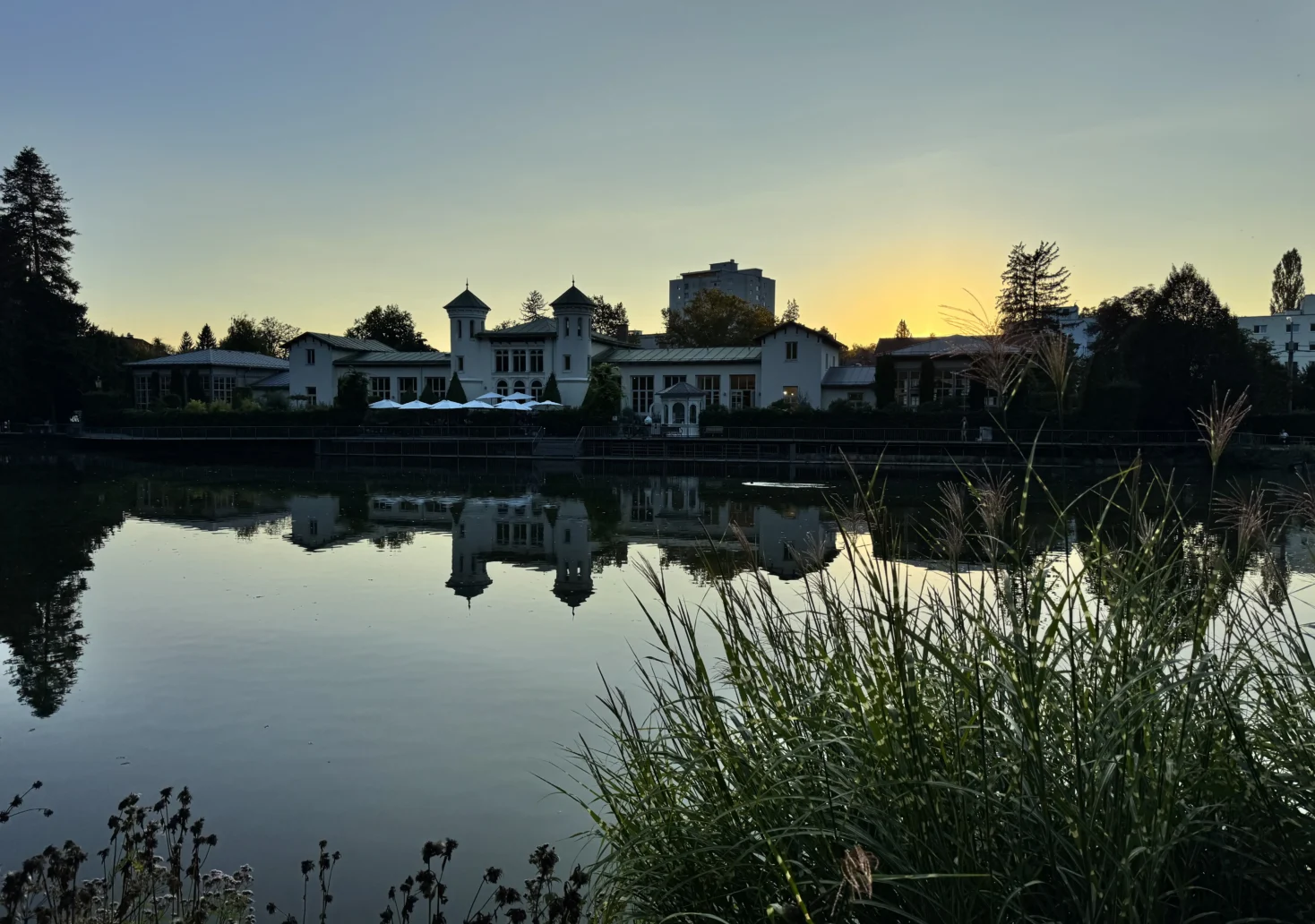 Auf dem Foto von www.5min.at sieht man den Sonnenuntergang beim Grazer Hilmteich.