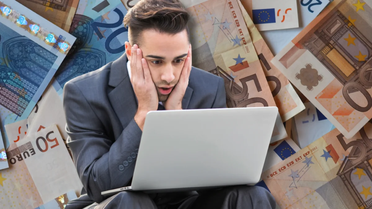 Eine Bildmontage auf 5min.at zeigt Euro-Banknoten sowie einen Mann, der entsetzt auf seinen Laptop blickt.