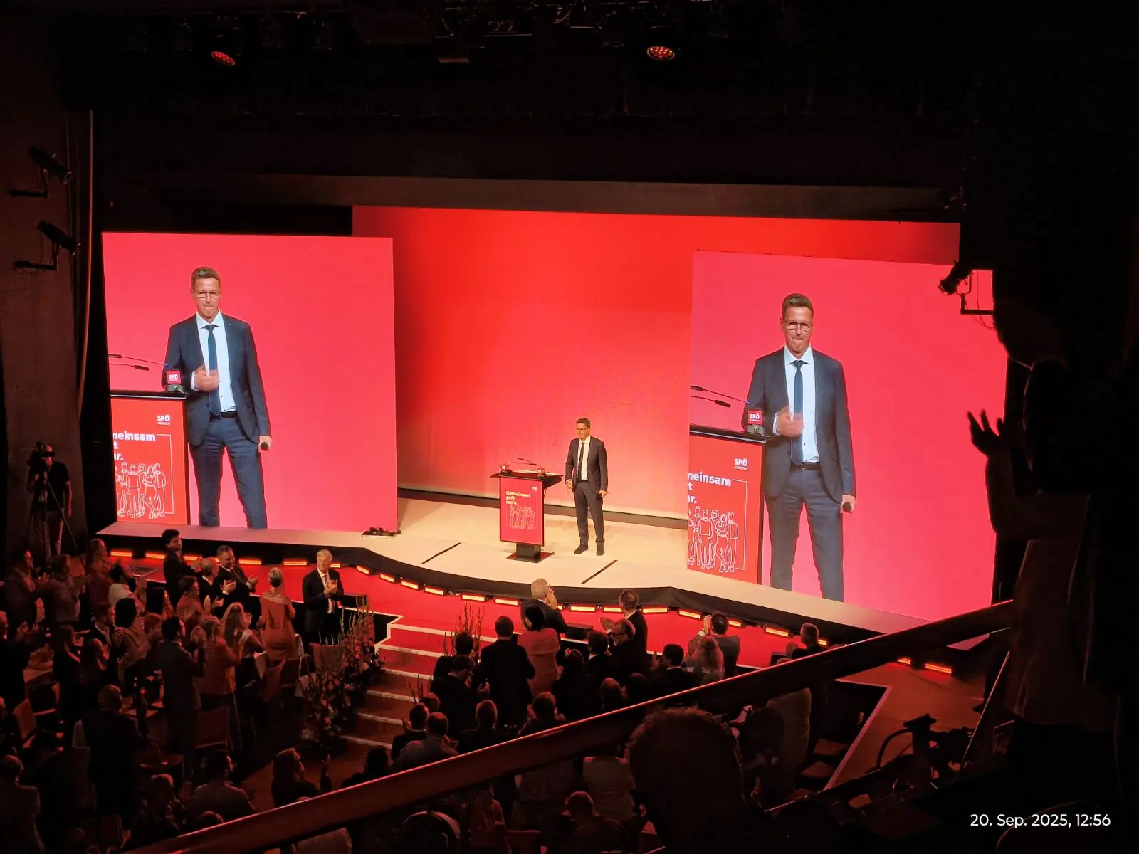 Ein Bild auf 5min.at zeigt Daniel Fellner auf der Bühne des Congress Centers Villach.