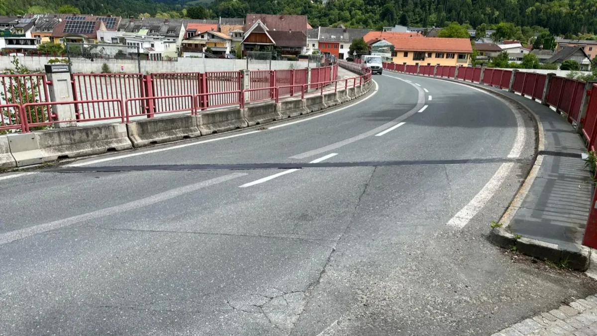 Ein Bild auf 5min.at zeigt die Draubrücke in Lavamünd.