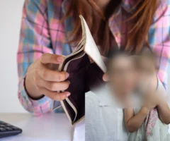 Das Foto auf www.5min.at zeigt eine Dame, die eine leere Brieftasche in die Kamera h&auml;lt.