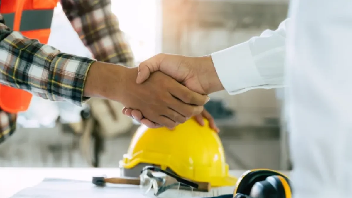 Das Foto auf www.5min.at zeigt zwei Menschen, die sich die Hand geben.