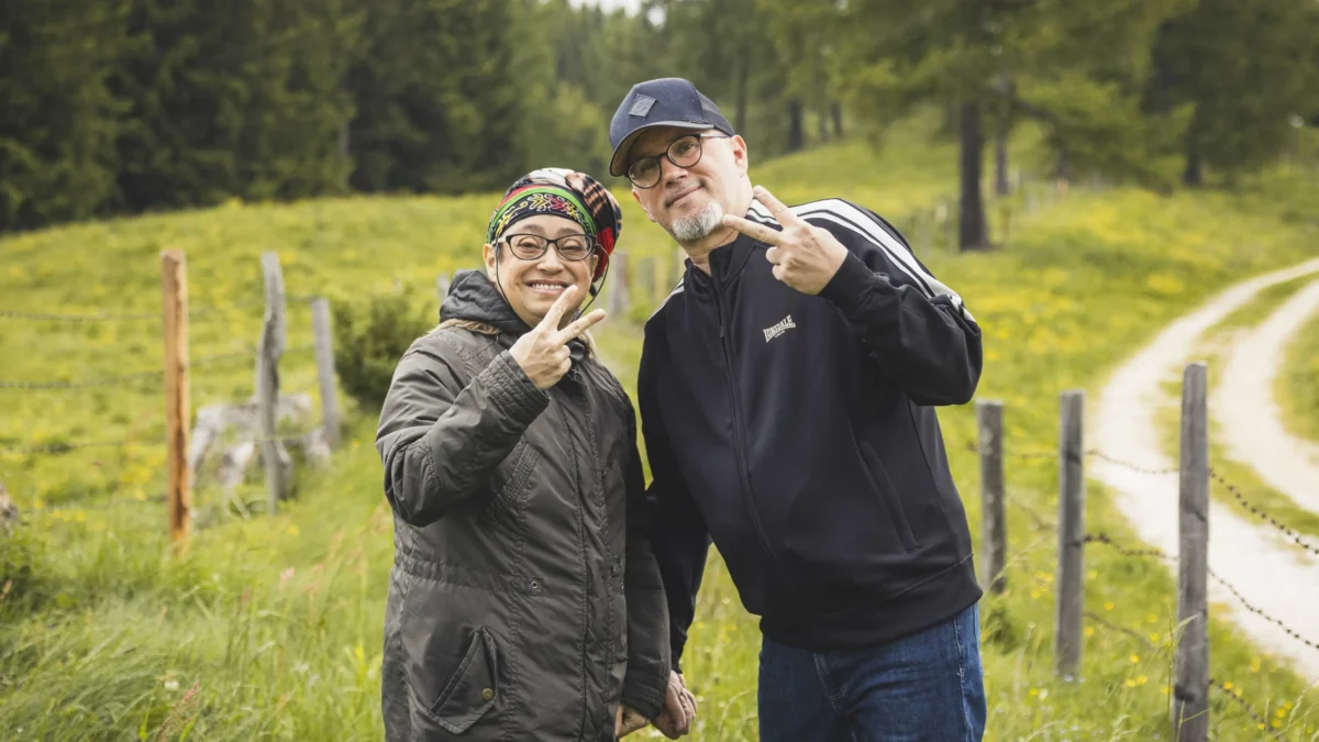Ein Bild auf 5min.at zeigt Manuela und Christian auf einer Alm im Lavanttal.