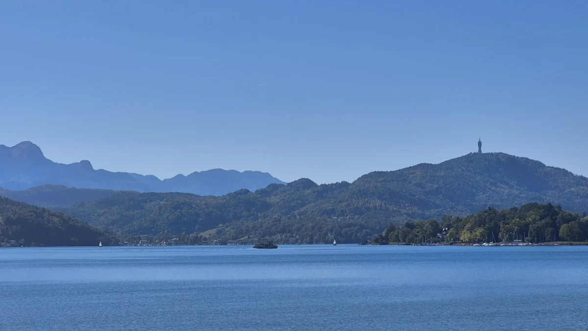 Ein Bild auf 5min.at zeigt strahlend blauen Himmel über dem Wörthersee.