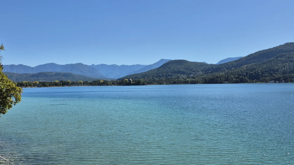 Ein Bild auf 5min.at zeigt strahlend blauen Himmel über dem Wörthersee.