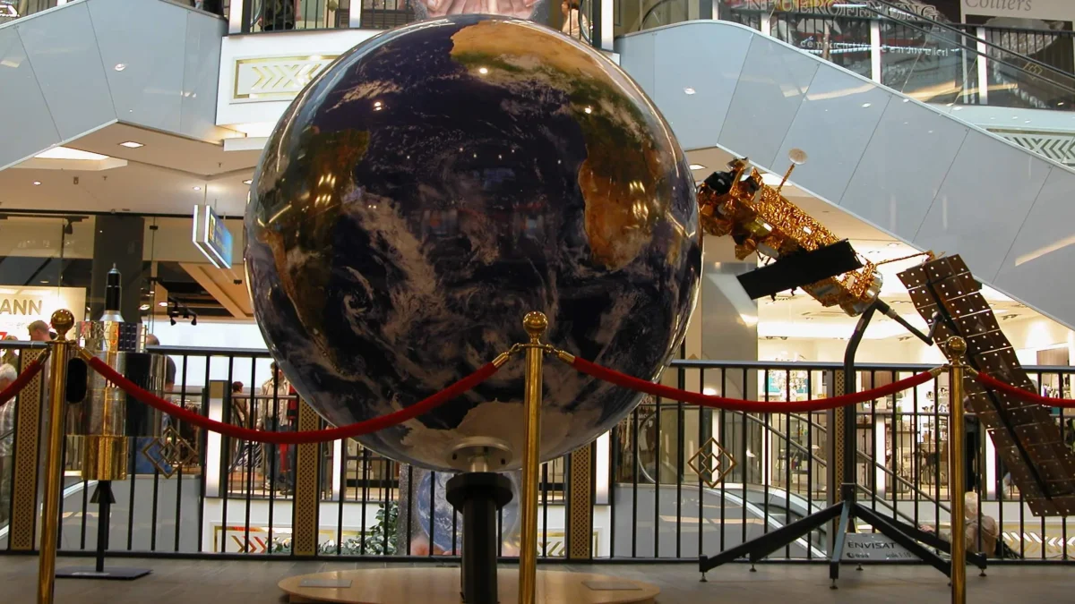 Ein Bild auf 5min.at zeigt ein Planetenmodell der Erde in den City Arkaden.
