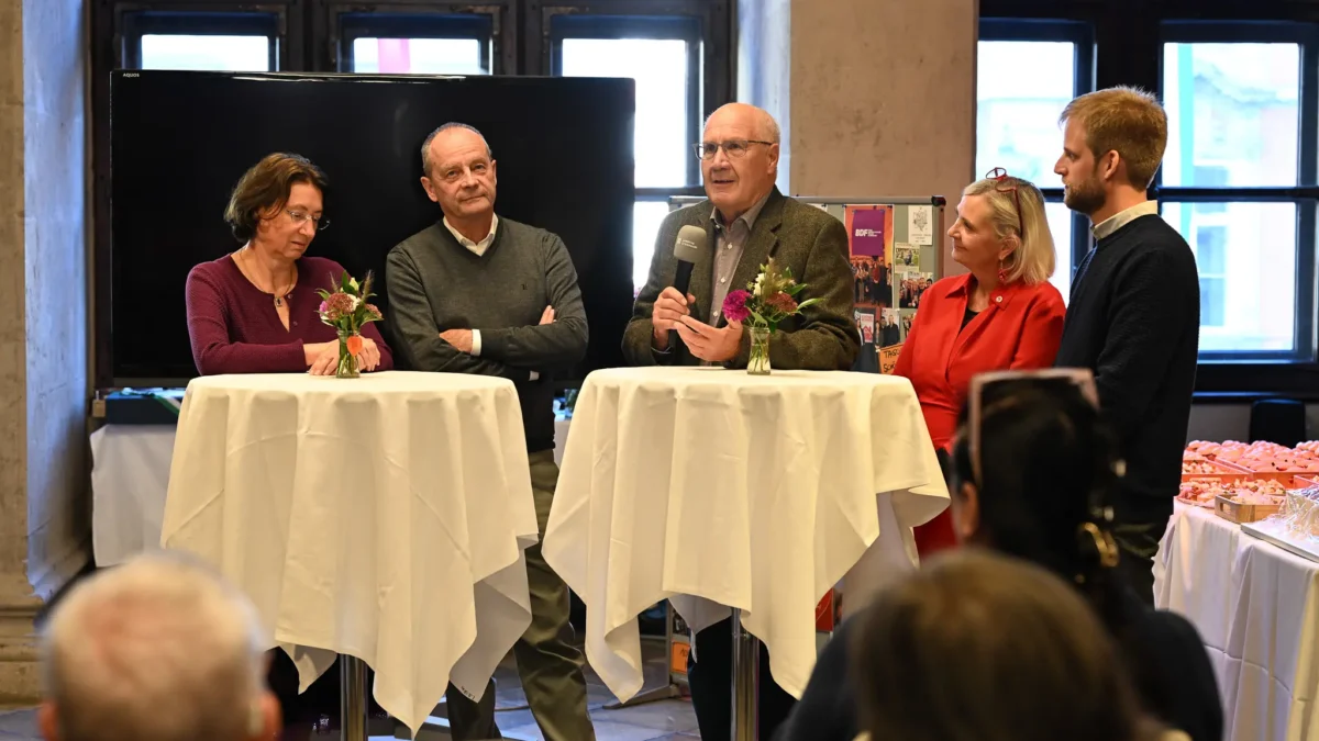 Foto auf 5min.at zeigt Personen in die Kamera lächeln.