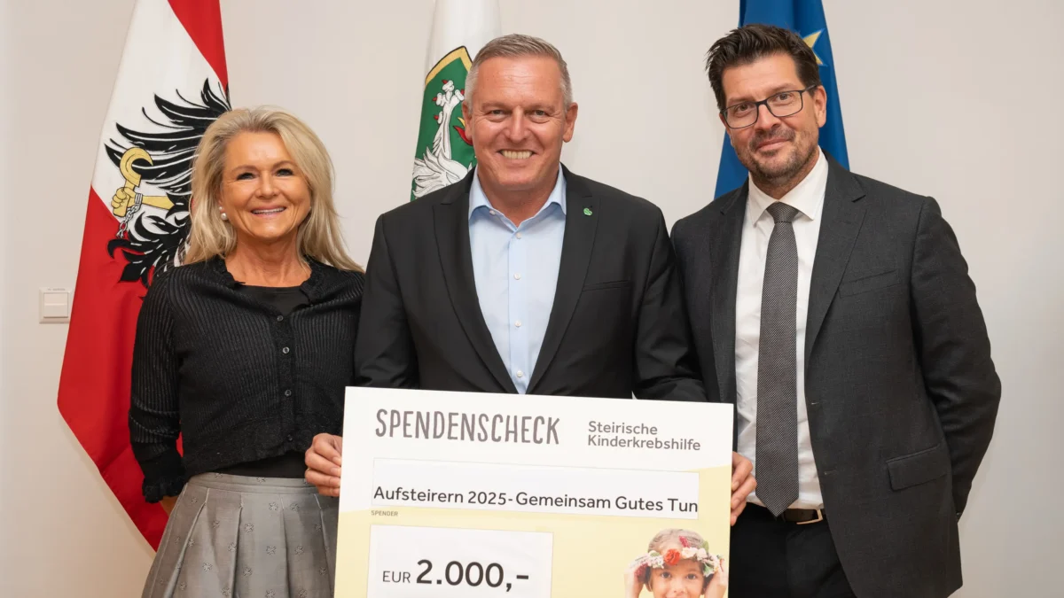 Kinderkrebshilfe-Vorstandsmitglied Doris Prasch (l.) und Obmann Mario Walcher (r.) freuten sich über den von LH Mario Kunasek (M.) überreichten Spendenscheck.