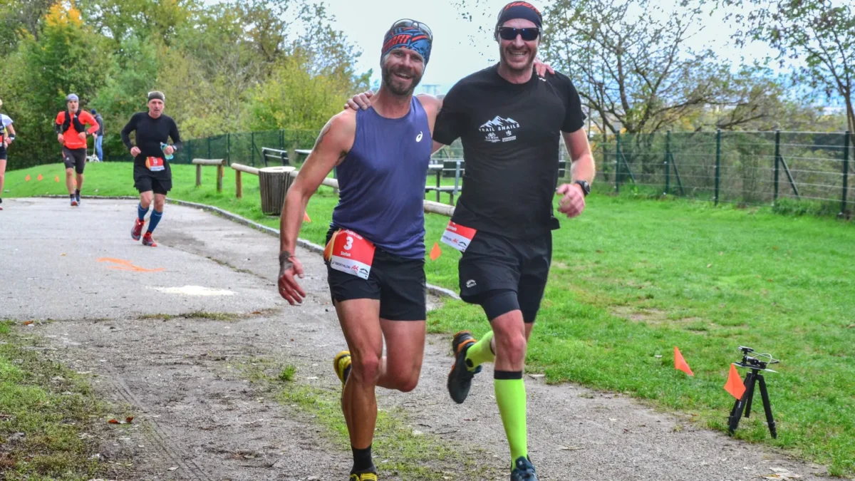 Ein Bild auf 5min.at zeigt zwei Läufer beim Kreuzbergllauf in Klagenfurt.