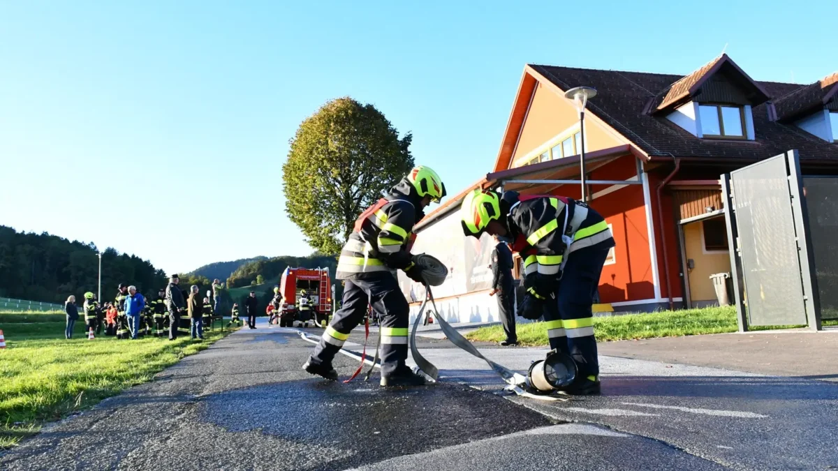 Auf dem Foto von www.5min.at sieht man zahlreiche Feuerwehren bei der Branddienstleitungsprüfung in Piber.
