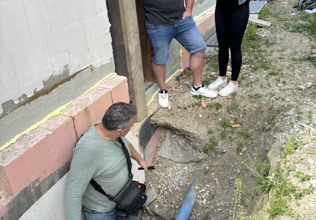 Bild auf 5min.at zeigt EU-Bausachverständiger Günther Nussbaum prüft das Fiasko rund um das Eigenheim der Familie Messner im 16. Wiener Bezirk.