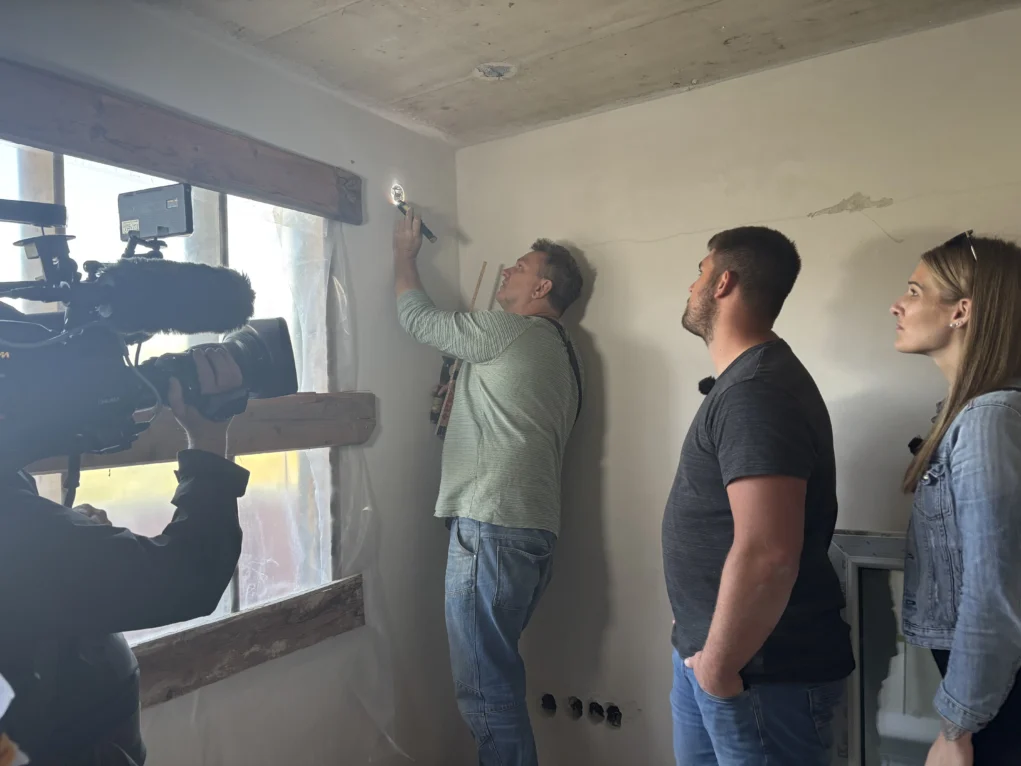 Bild auf 5min.at zeigt EU-Bausachverständiger Günther Nussbaum prüft das Fiasko rund um das Eigenheim der Familie Messner im 16. Wiener Bezirk.