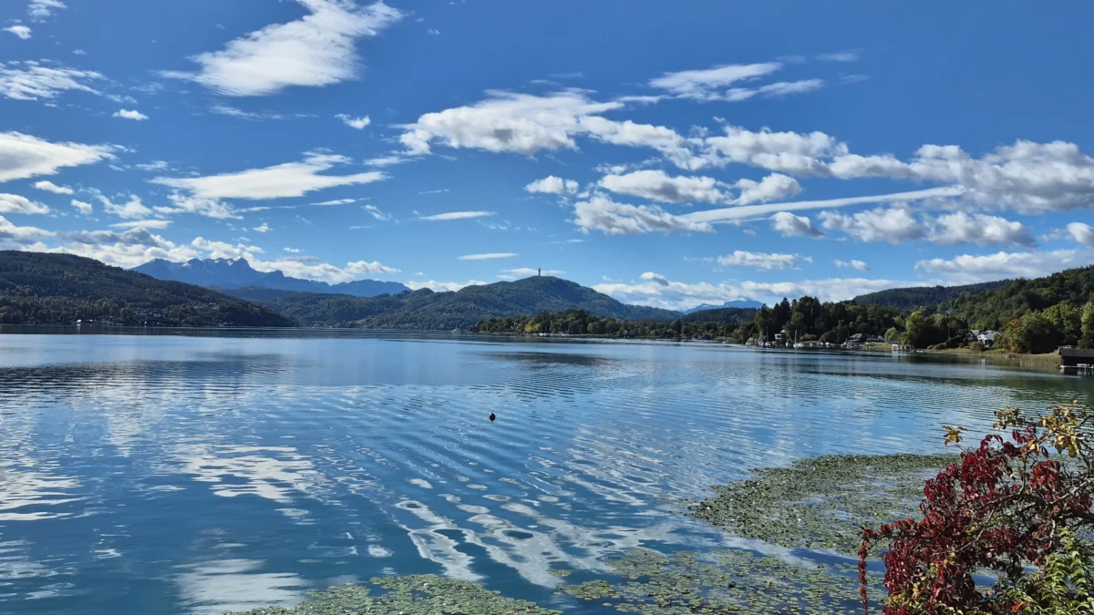 Ein Bild auf 5min.at zeigt den blauen Himmel über dem Wörthersee.