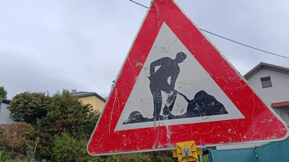 Ein Bild auf 5min.at zeigt ein Baustellenschild.