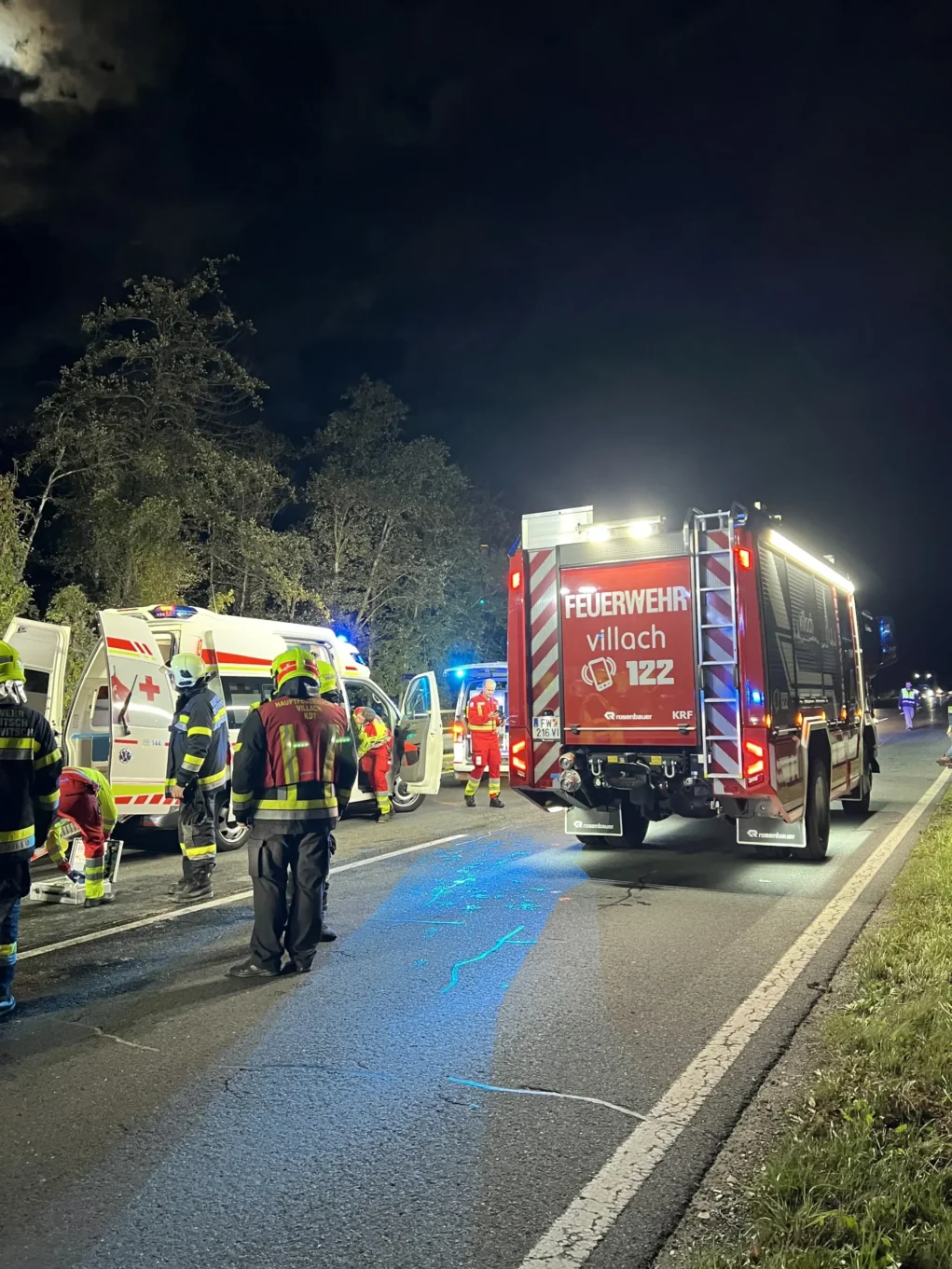 Am Foto auf www.5min.at sieht man das verunfallte Auto.