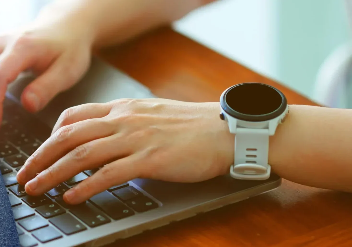 Foto in Beitrag von 5min.at zeigt einen verwirrten Mann am Handy, im Hintergrund H&auml;nde und einen Laptop.