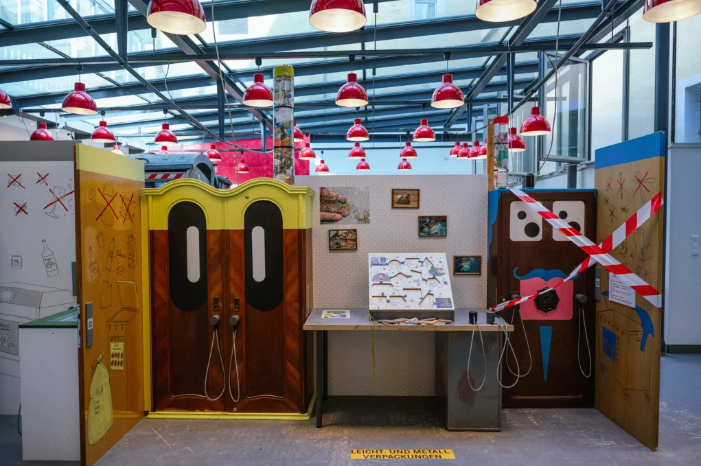 Das Foto auf www.5min.at zeigt eine Müllausstellung in Villach.