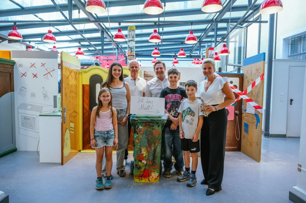 Das Foto auf www.5min.at zeigt eine Müllausstellung in Villach.