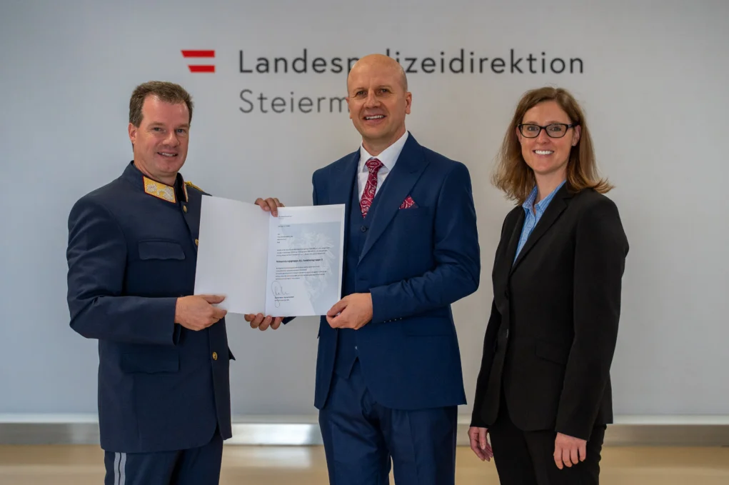 Bild auf 5min.at zeigt drei Personen stehend nebeneinander.