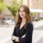 Das Bild auf 5min.at zeigt die Online-Redakteurin Stella Sabitzer von 5 Minuten Österreich.