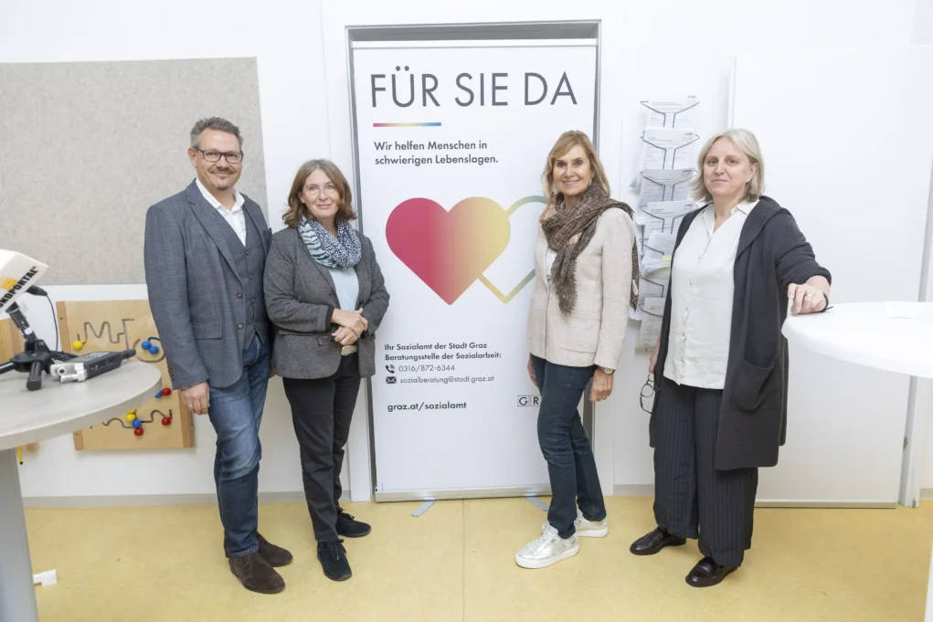 Foto auf 5min.at zeigt Personen in die Kamera lächeln.