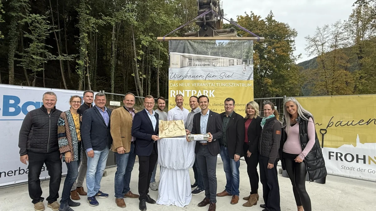 Foto auf 5min.at zeigt Personen in die Kamera lächeln.
