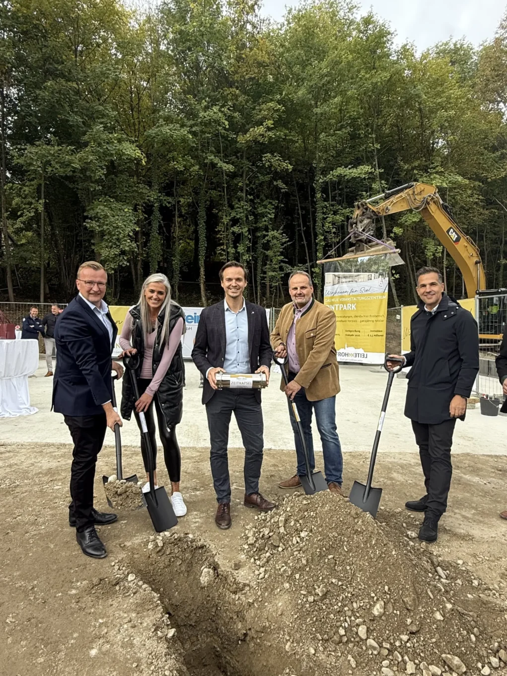 Foto auf 5min.at zeigt Personen in die Kamera lächeln.