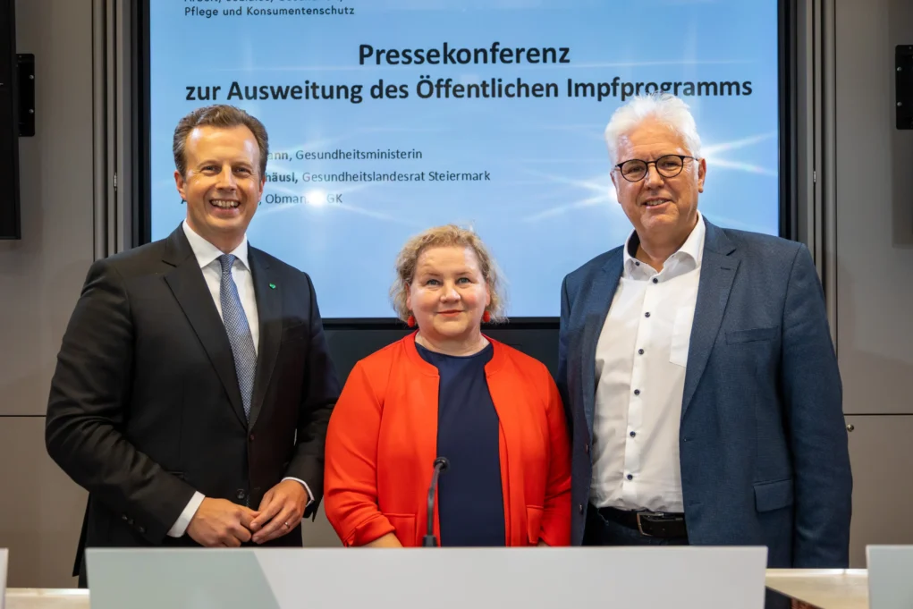 Foto auf 5min.at zeigt Personen in die Kamera lächeln.