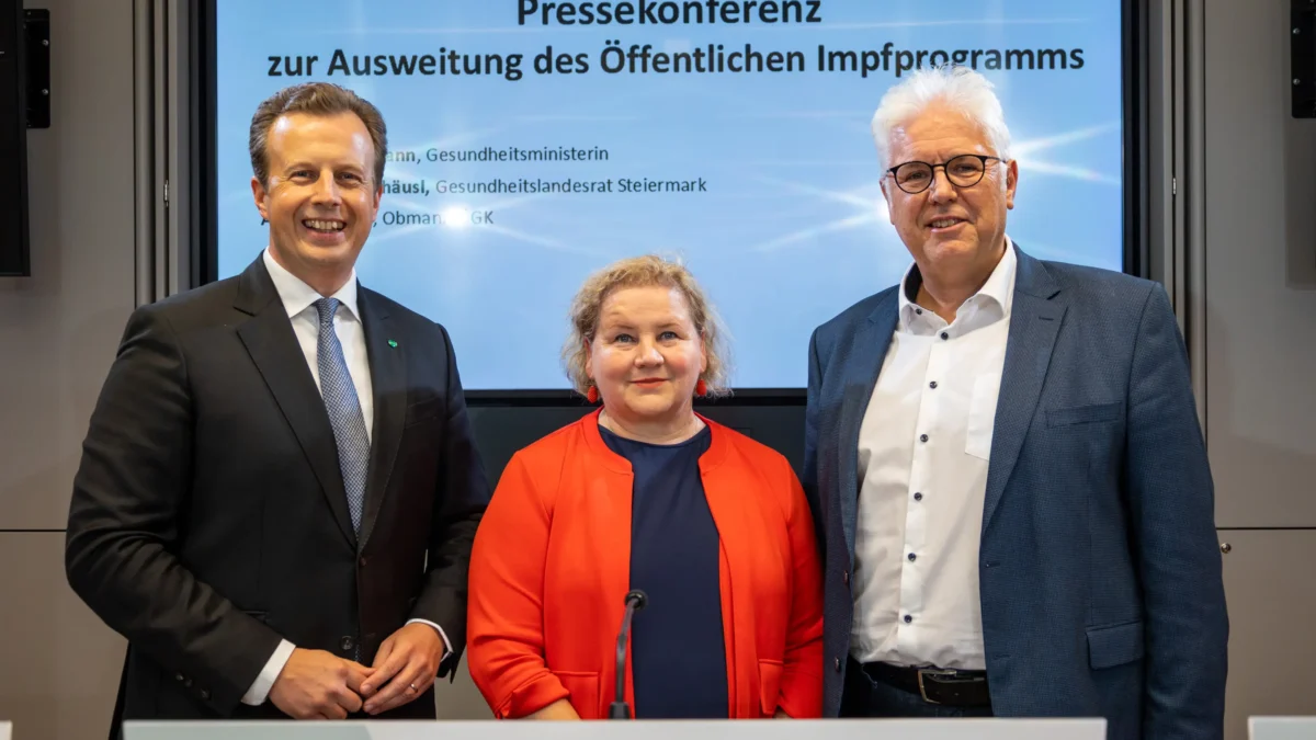 Foto auf 5min.at zeigt Personen in die Kamera lächeln.