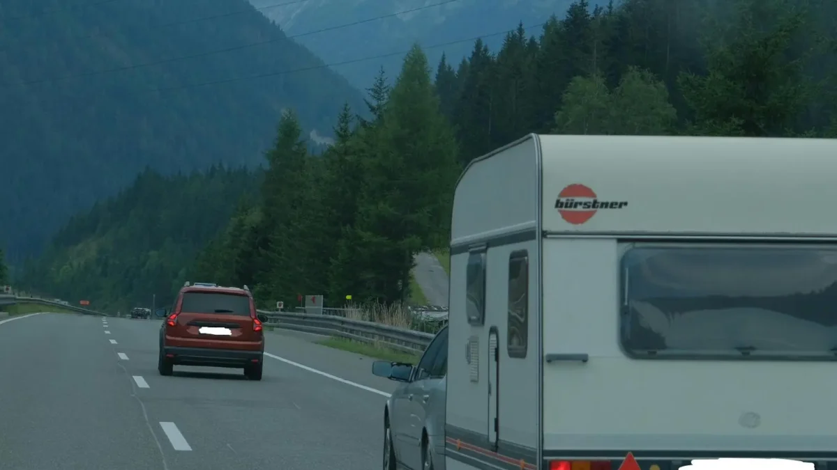 Symbolfoto auf 5min.at zeigt ein Wohnmobil auf Autobahn
