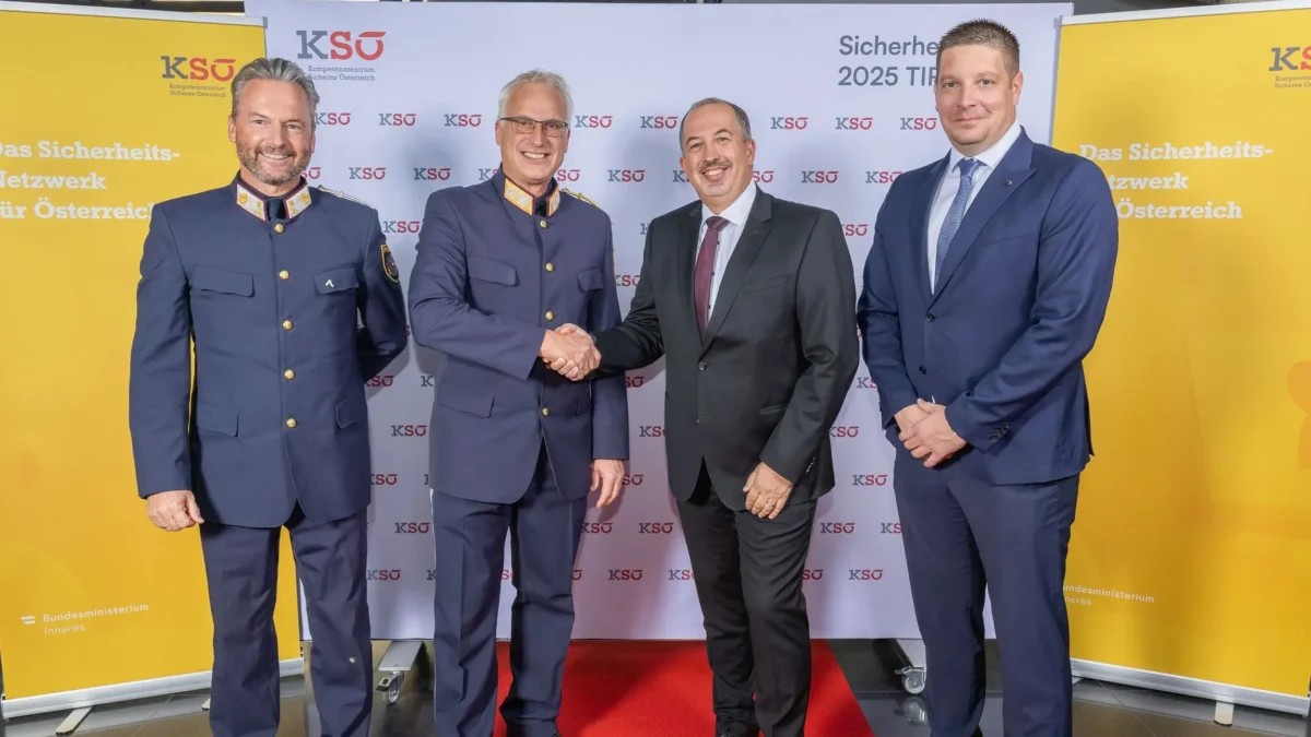 Ein Bild auf 5min.at zeigt Kontrollinspektor Günther Kazianka, Generalmajor Arthur Lamprecht, Peter Kaderbek sowie Thomas Pürstinger von der REWE-Gruppe.