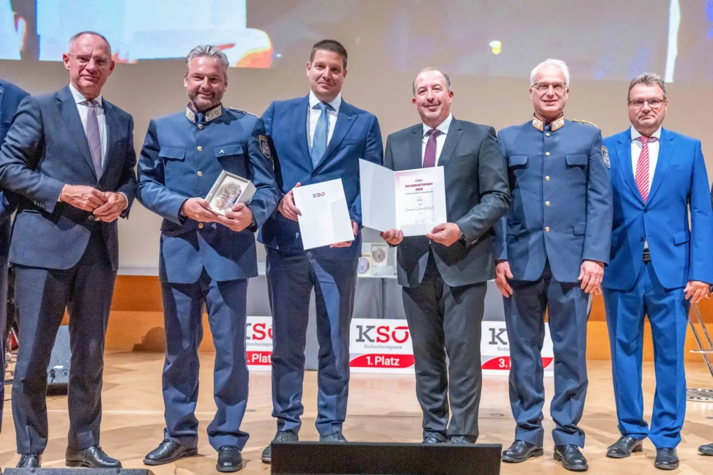Ein Bild auf 5min.at zeigt Innenminister Gerhard Karner, Kontrollinspektor Günther Kazianka, Thomas Pürstinger und Peter Kaderbek von der REWE-Gruppe, Generalmajor Arthur Lamprecht und KSÖ-Vizepräsident Karl Schlögl.