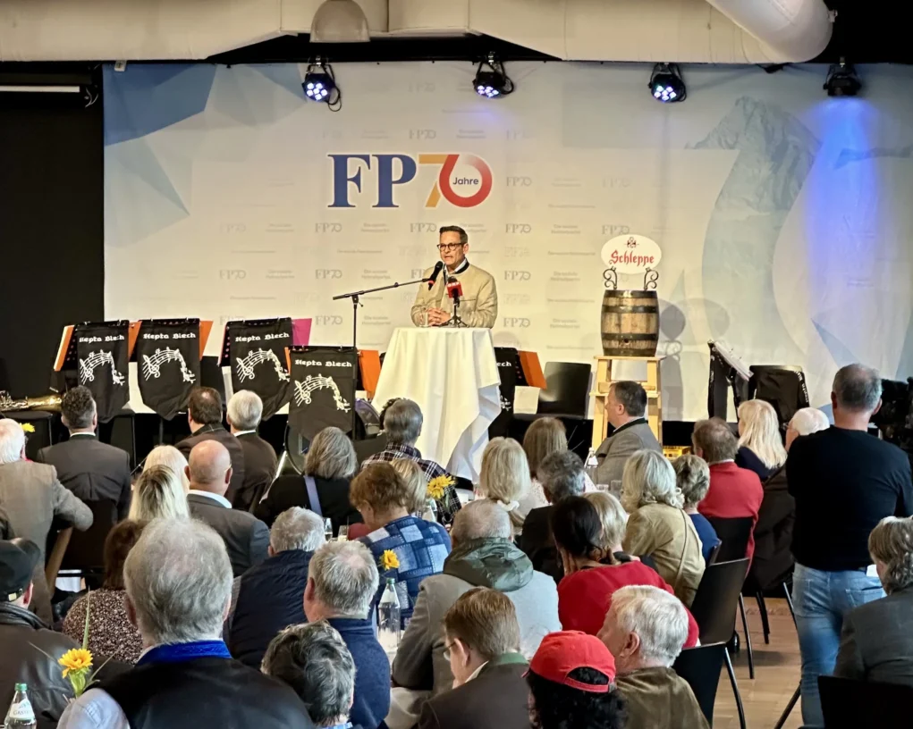 Das Bild auf 5min.at zeigt Gerald Grosz bei der 70-Jahr-Feier der FPÖ Kärnten.