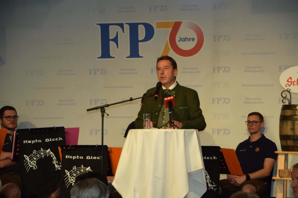 Das Bild auf 5min.at zeigt Erwin Angerer bei der 70-Jahr-Feier der FPÖ Kärnten.
