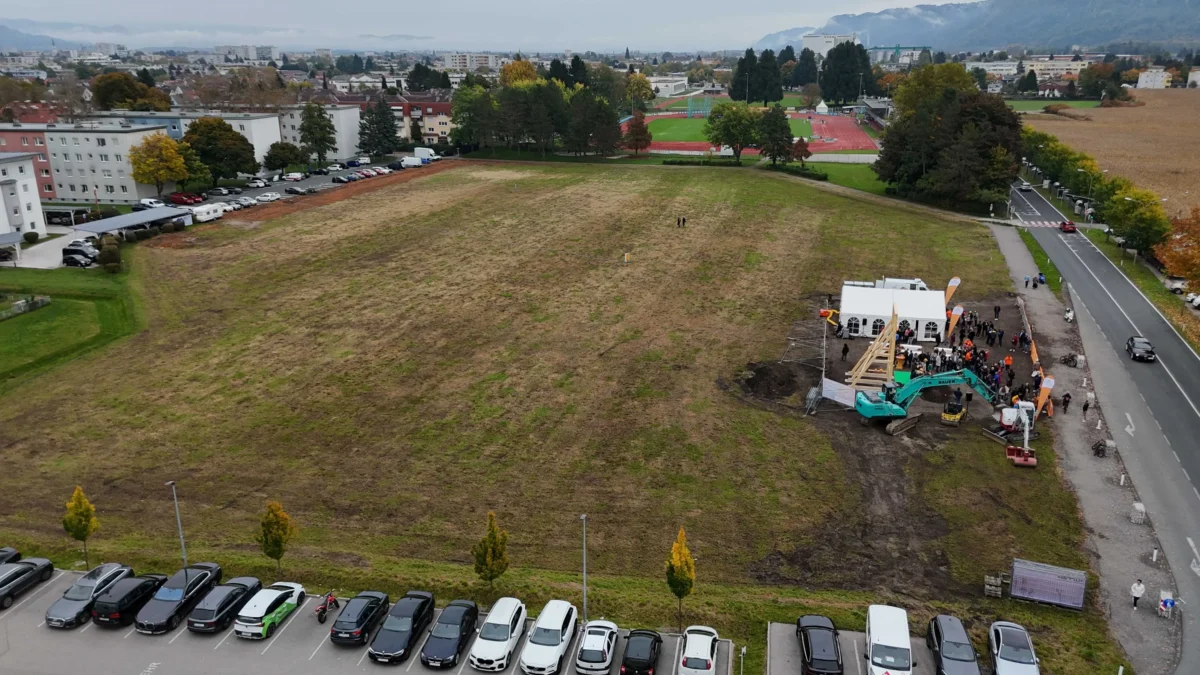 Ein Bild auf 5min.at zeigt das Grundstück, auf dem das Klagenfurter Hallenbad gebaut wird.