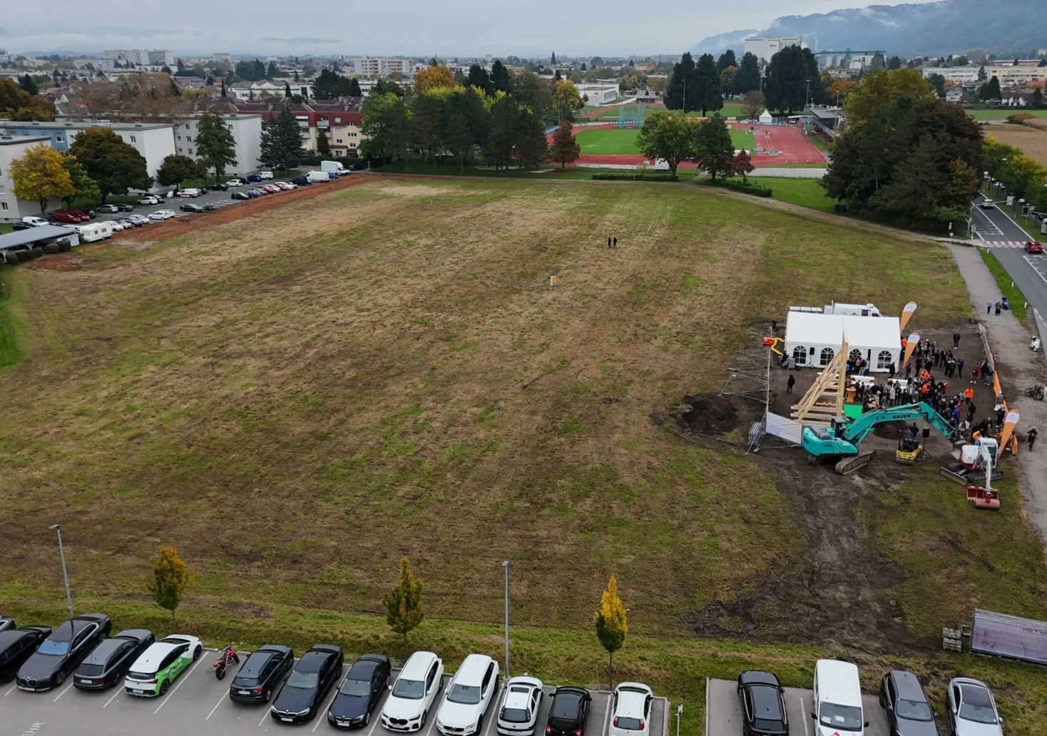Ein Bild auf 5min.at zeigt das Grundstück, auf dem das Klagenfurter Hallenbad gebaut wird.