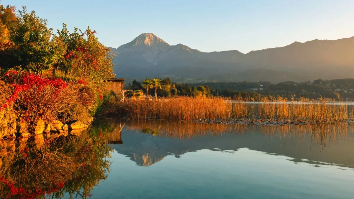 Das Bild auf 5min.at zeigt den Faaker See im Herbst.
