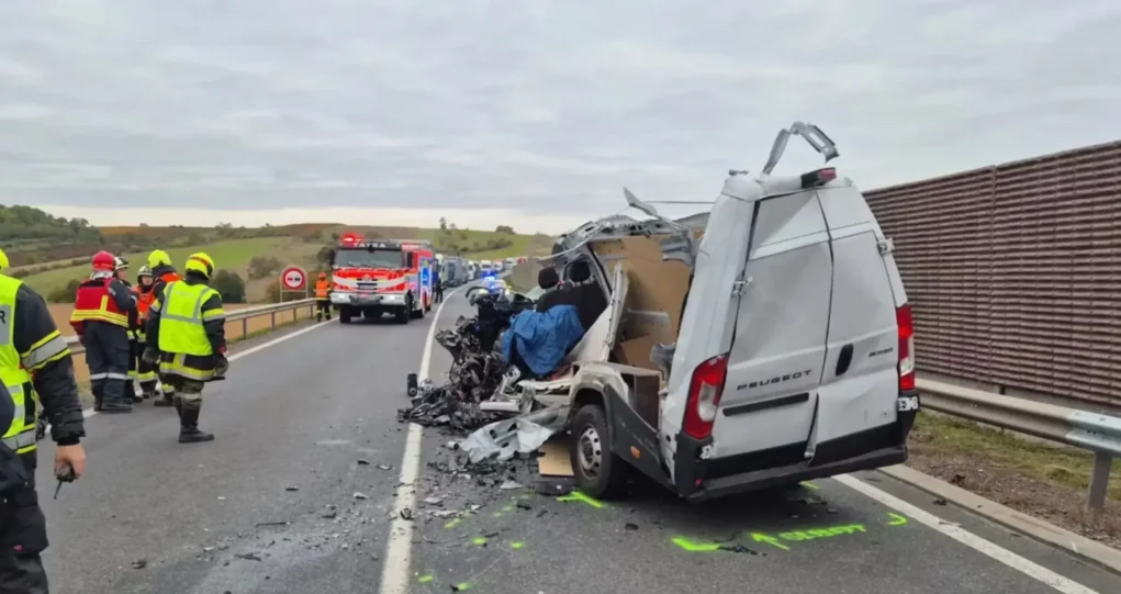 Foto in Beitrag von 5min.at zeigt den schwer deformierten Kastenwagen.