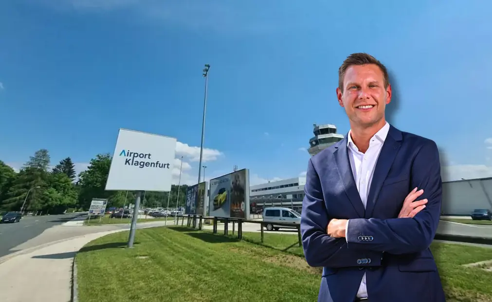 Das Bild auf 5min.at zeigt Maximilian WIldt vor dem Klagenfurter Flughafen.