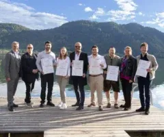 Das Foto auf www.5min.at zeigt die neuen Taxi Unternehmer.