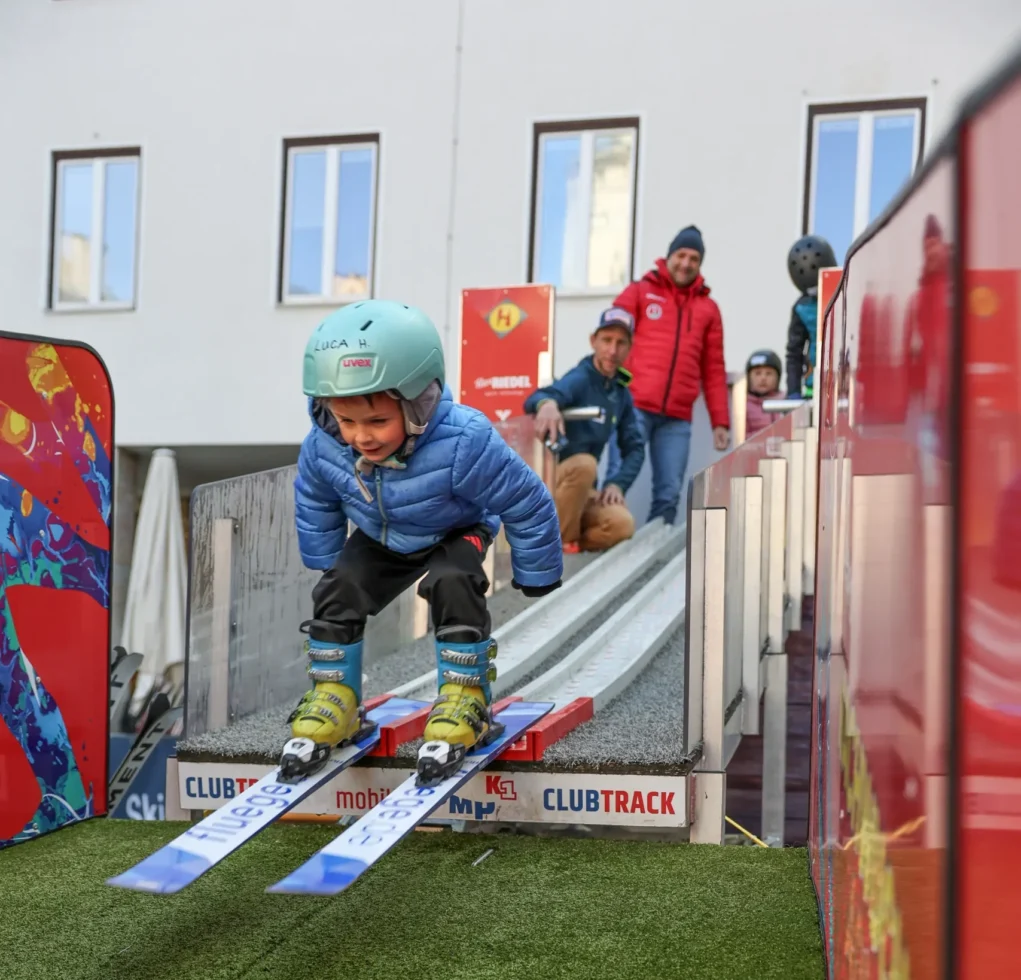 Das Bild auf 5min.at zeigt die Teilnehmer beim Wintersportschnuppern am Villacher Rathausplatz.