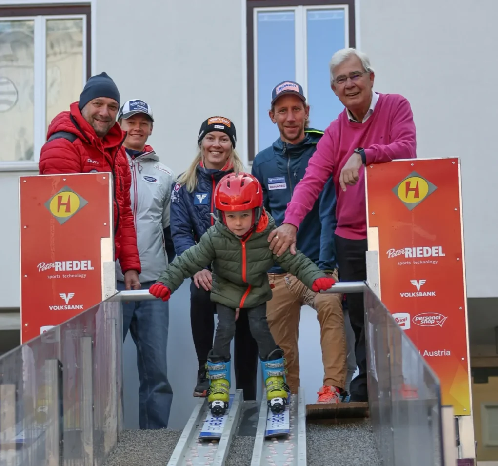 Das Bild auf 5min.at zeigt die Teilnehmer beim Wintersportschnuppern am Villacher Rathausplatz.