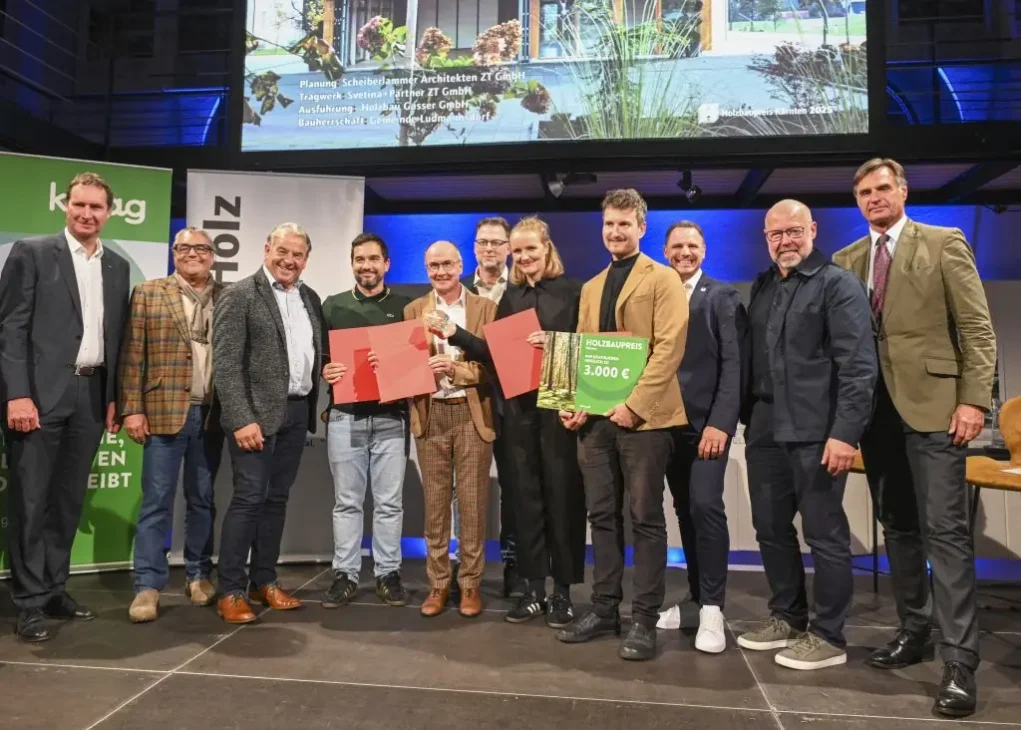 Das Bild auf 5min.at zeigt proHolz-Obmann-Stellvertreter Johannes Thurn-Valsassina (r.) überreichte die Urkunden und bedankte sich bei Jury und Hauptsponsor Kelag und deren Vorstand Reinhard Draxler (l.).